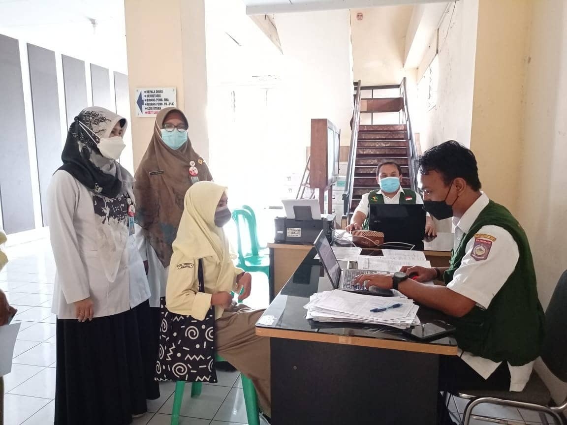 DUKUNG PROGRAM PERCEPATAN VAKSINASI DI PROVINSI NTB, RSJ MUTIARA SUKMA BEKERJASAMA DENGAN DIKES DAN DIKBUD PROVINSI NTB SELENGGARAKAN VAKSINASI SISWA USIA 12 TAHUN KEATAS